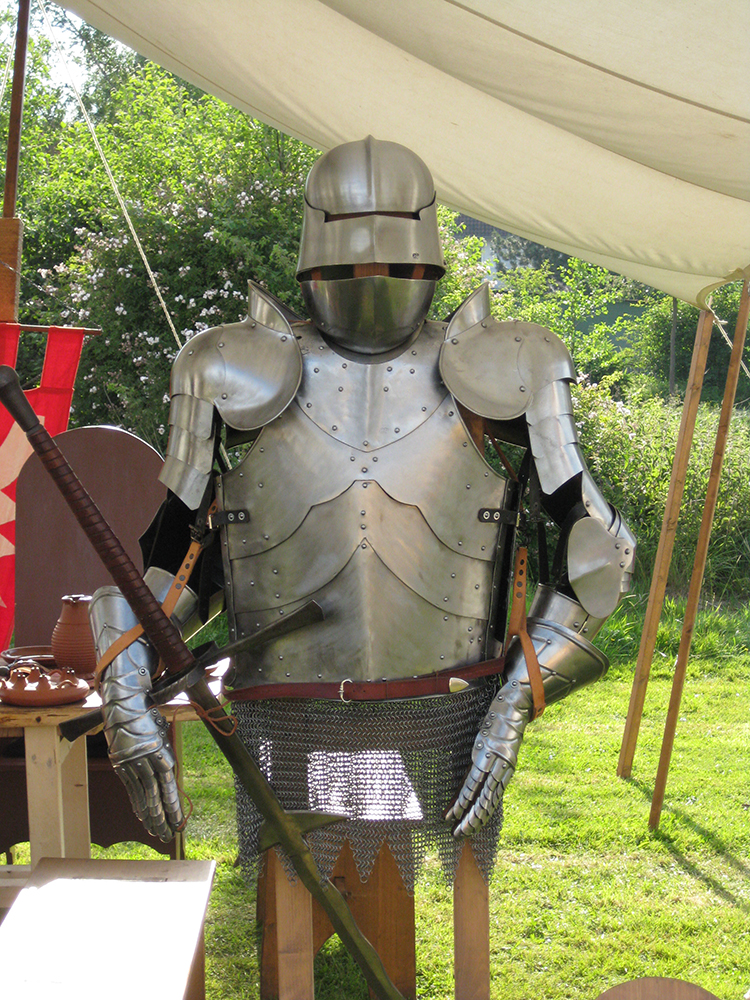 Plattenrüstung mit Helm und Schwert