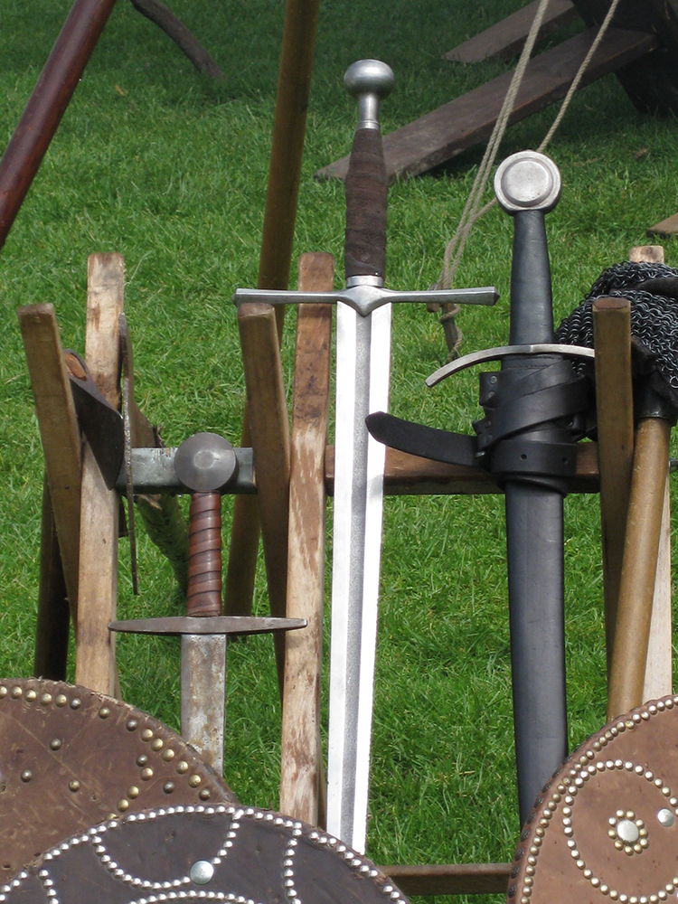 Schwerter an einem Holzständer